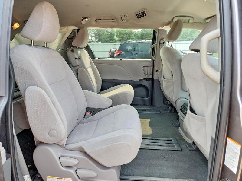 2020 TOYOTA SIENNA LE 11