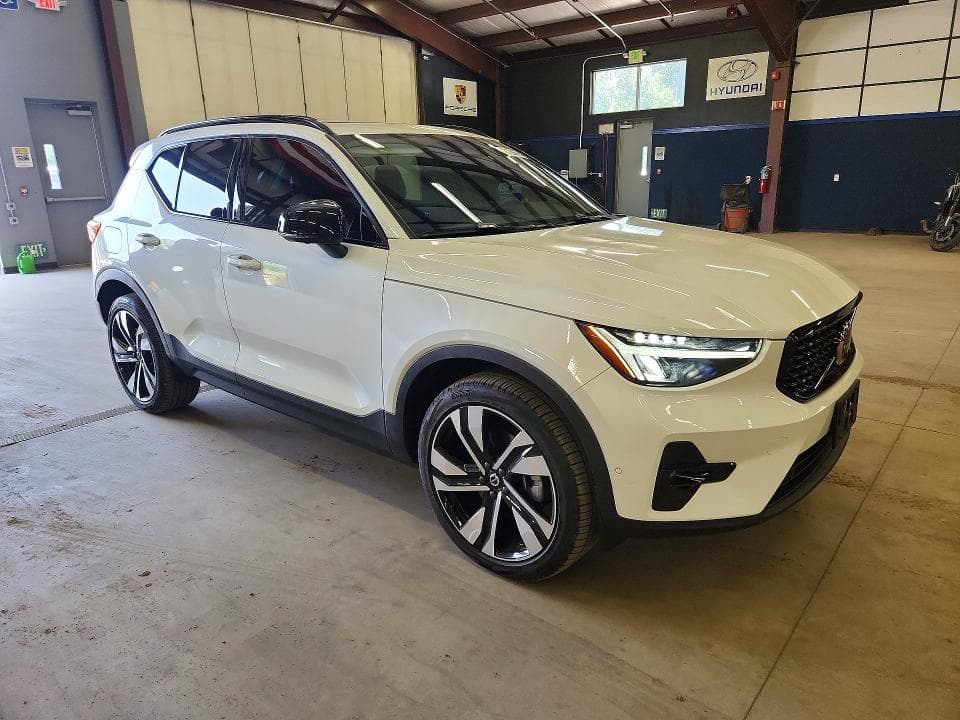 2023 VOLVO XC40 PLUS 4