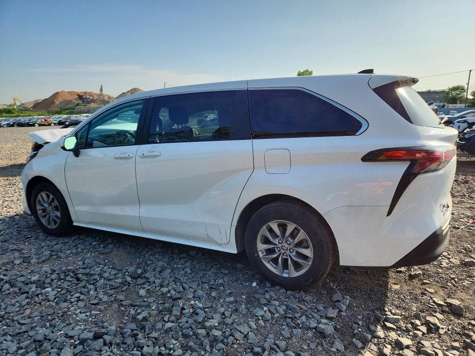 2022 TOYOTA SIENNA LE 2