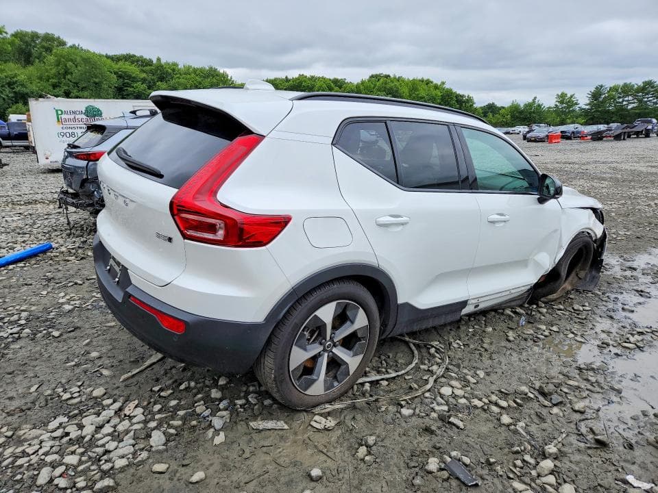 2025 VOLVO XC40 PLUS 3