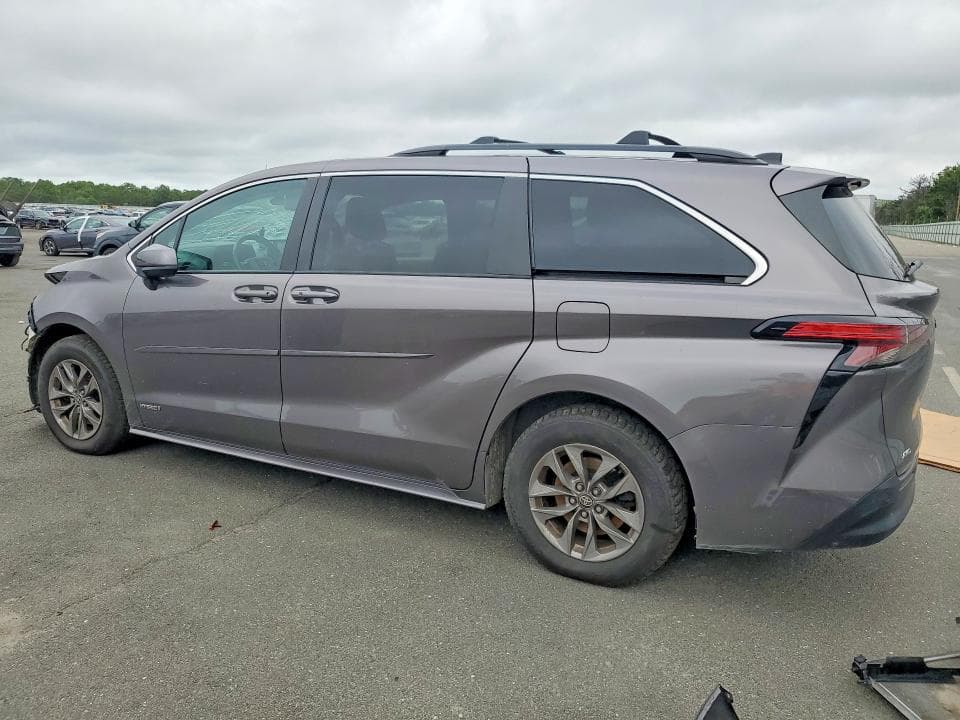 2021 TOYOTA SIENNA LE 2