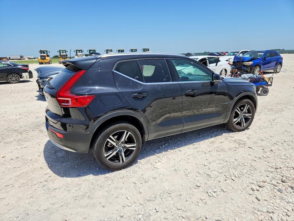 2025 VOLVO XC40 CORE 3
