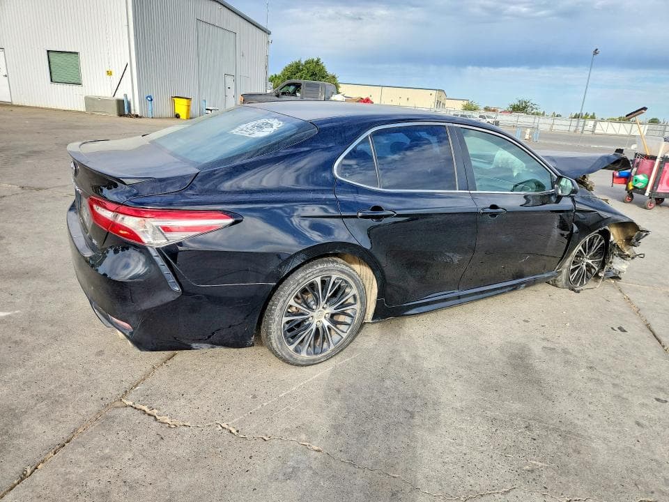 2018 TOYOTA CAMRY SE 3