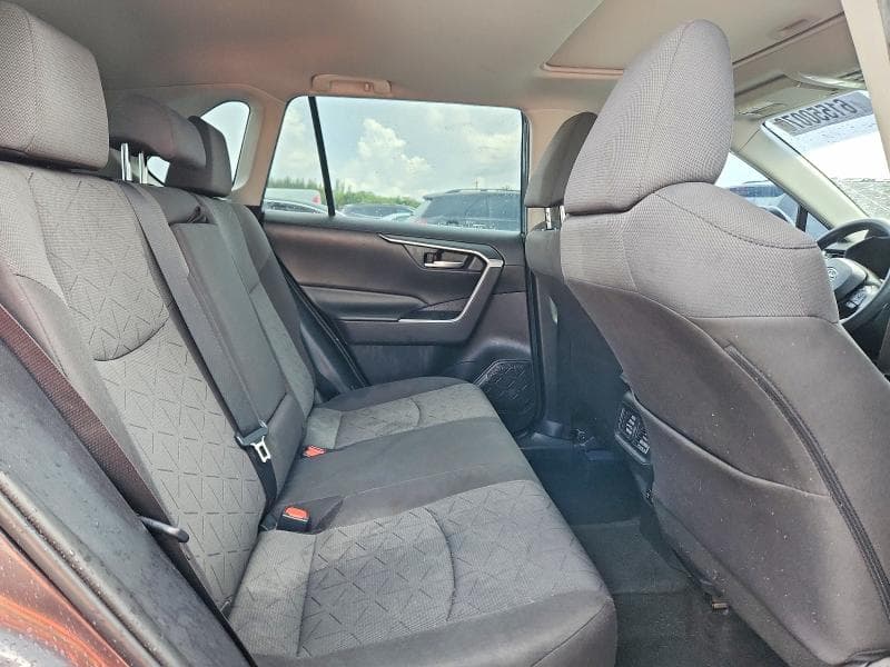 2020 TOYOTA RAV4 XLE 10