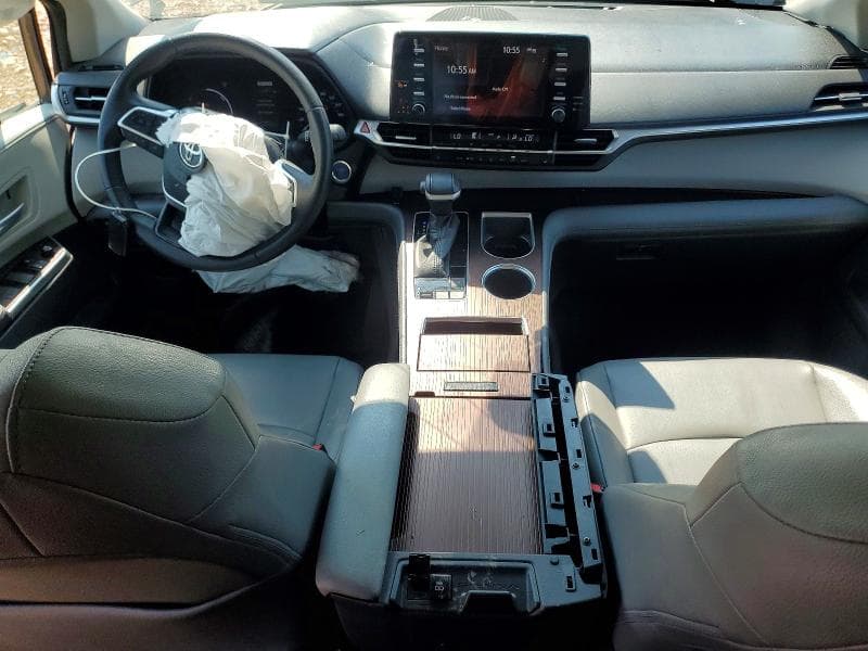 2022 TOYOTA SIENNA XLE 8