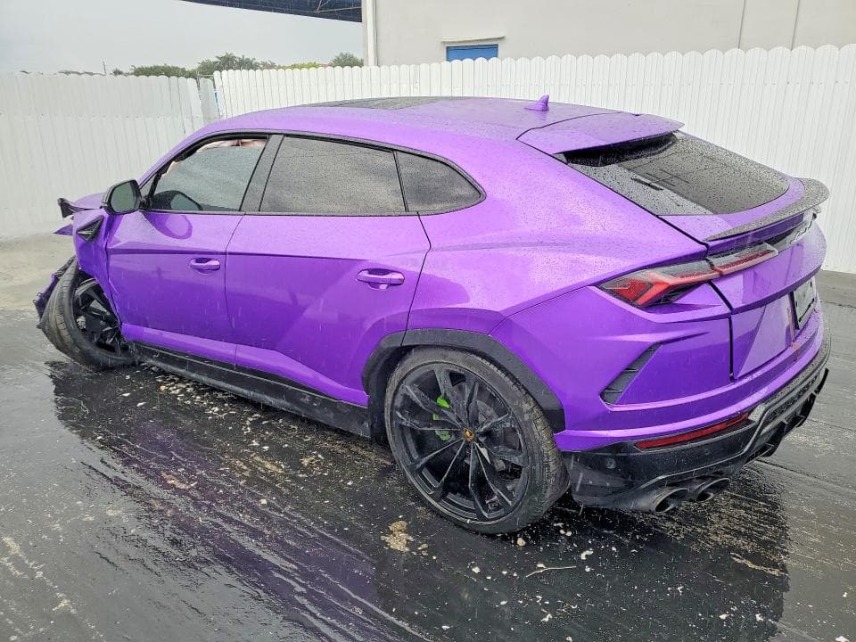 2022 LAMBORGHINI URUS 2