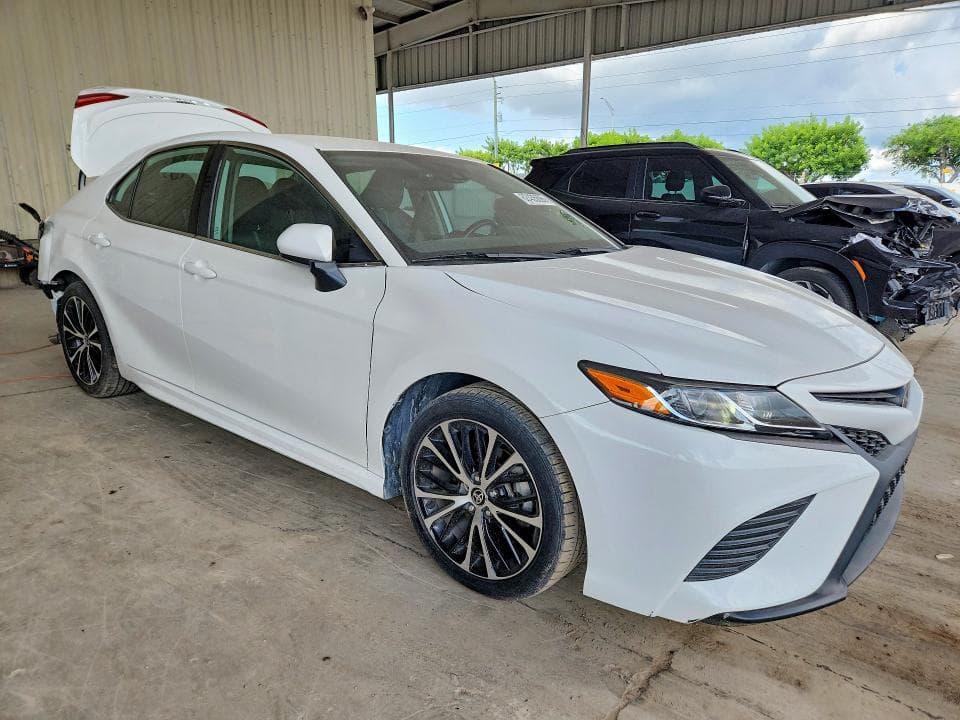 2020 TOYOTA CAMRY SE 4