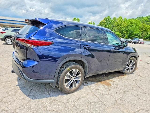 2022 TOYOTA HIGHLANDER XLE 3