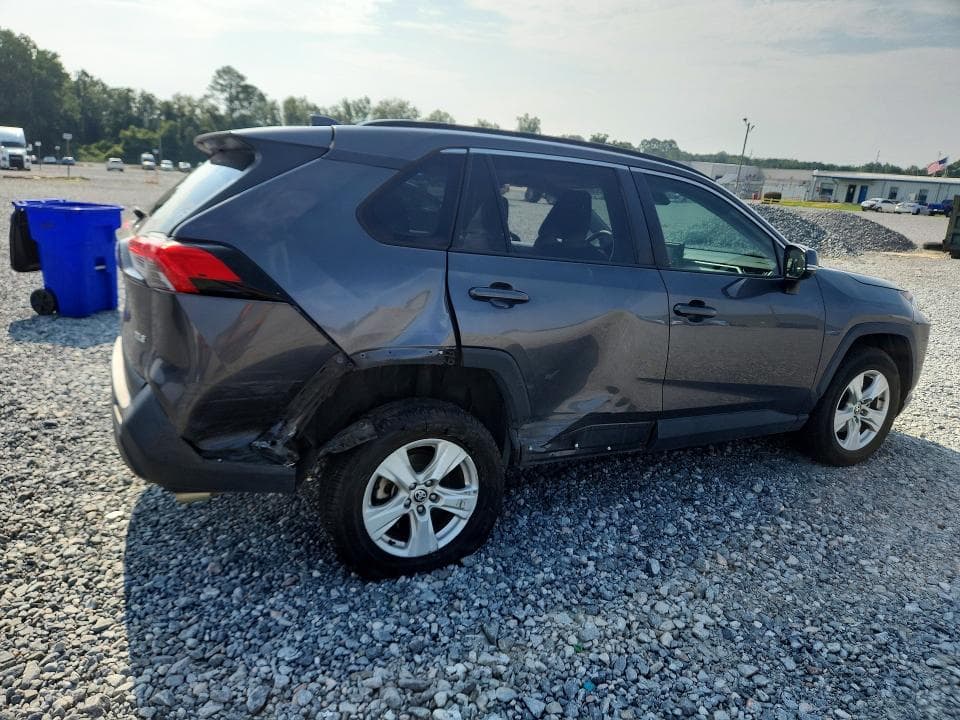 2021 TOYOTA RAV4 XLE 3