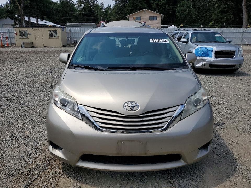 2017 TOYOTA SIENNA LE 5
