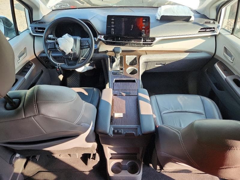 2022 TOYOTA SIENNA LE 8