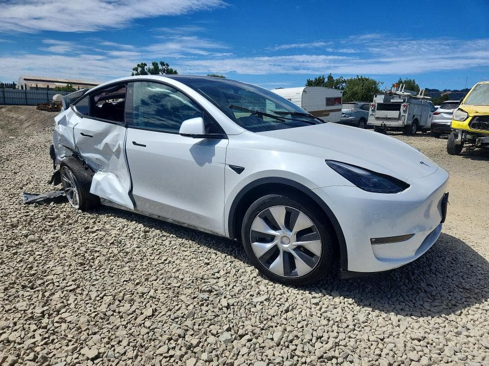 2023 TESLA MODEL Y 4