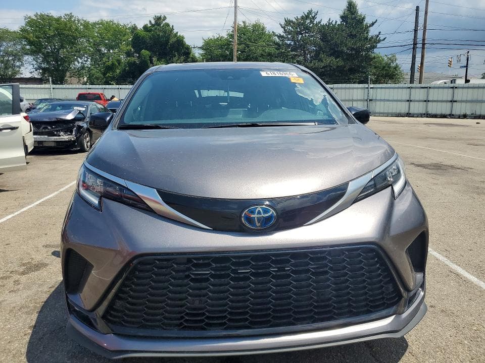 2022 TOYOTA SIENNA XSE 5