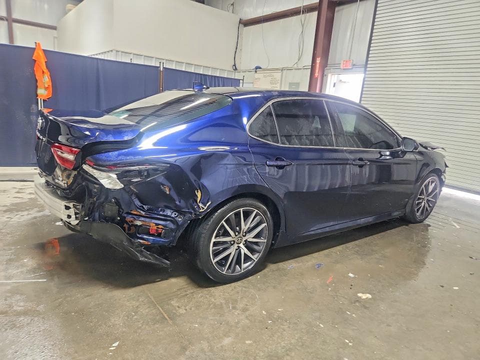 2022 TOYOTA CAMRY XLE 3