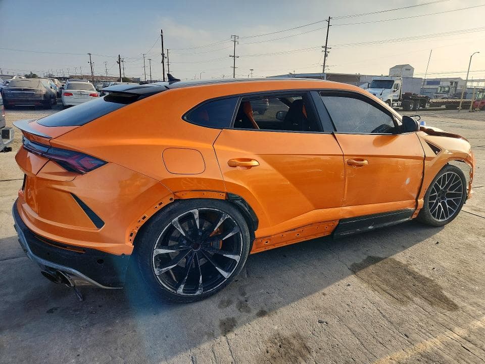 2022 LAMBORGHINI URUS 3