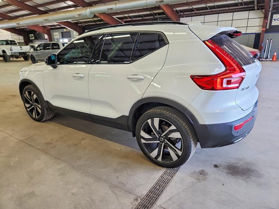 2023 VOLVO XC40 PLUS 2