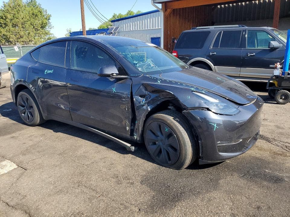 2025 TESLA MODEL Y 4