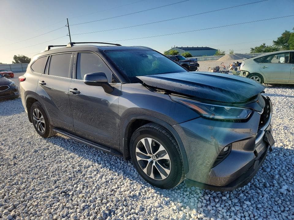 2021 TOYOTA HIGHLANDER XLE 4