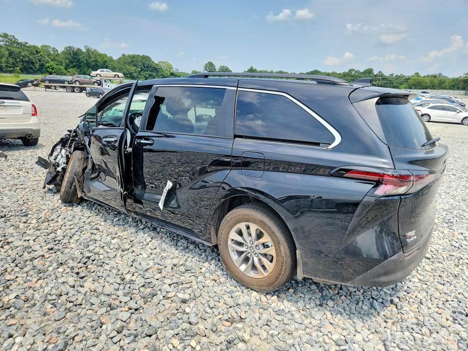 2026 TOYOTA SIENNA XLE 7-PASSENGER 2
