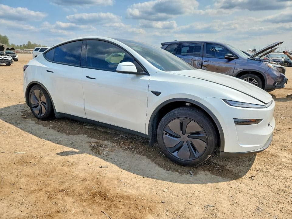 2026 TESLA MODEL Y 4