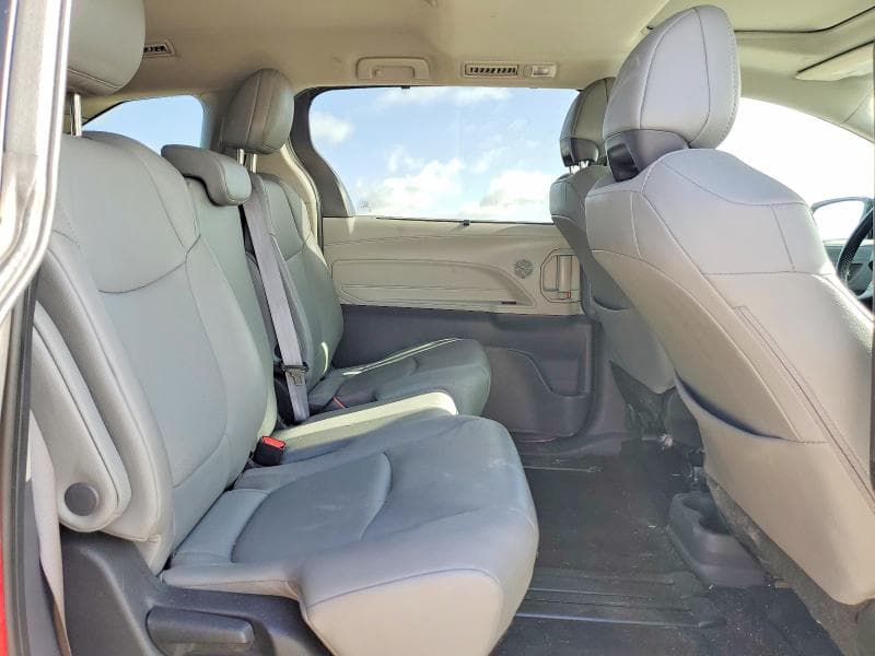 2022 TOYOTA SIENNA XLE 11