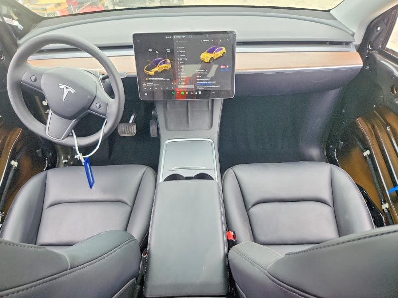 2025 TESLA MODEL Y 8