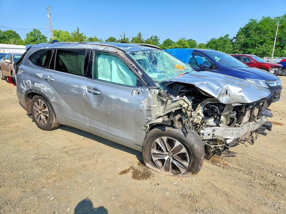 2022 TOYOTA HIGHLANDER XLE 4