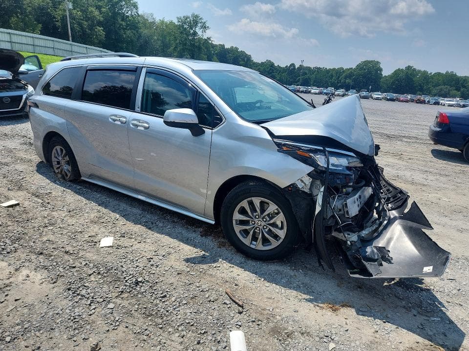 2023 TOYOTA SIENNA XLE 4