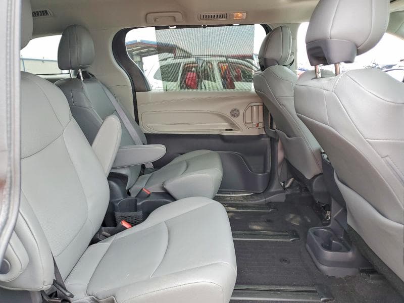2023 TOYOTA SIENNA XLE 11