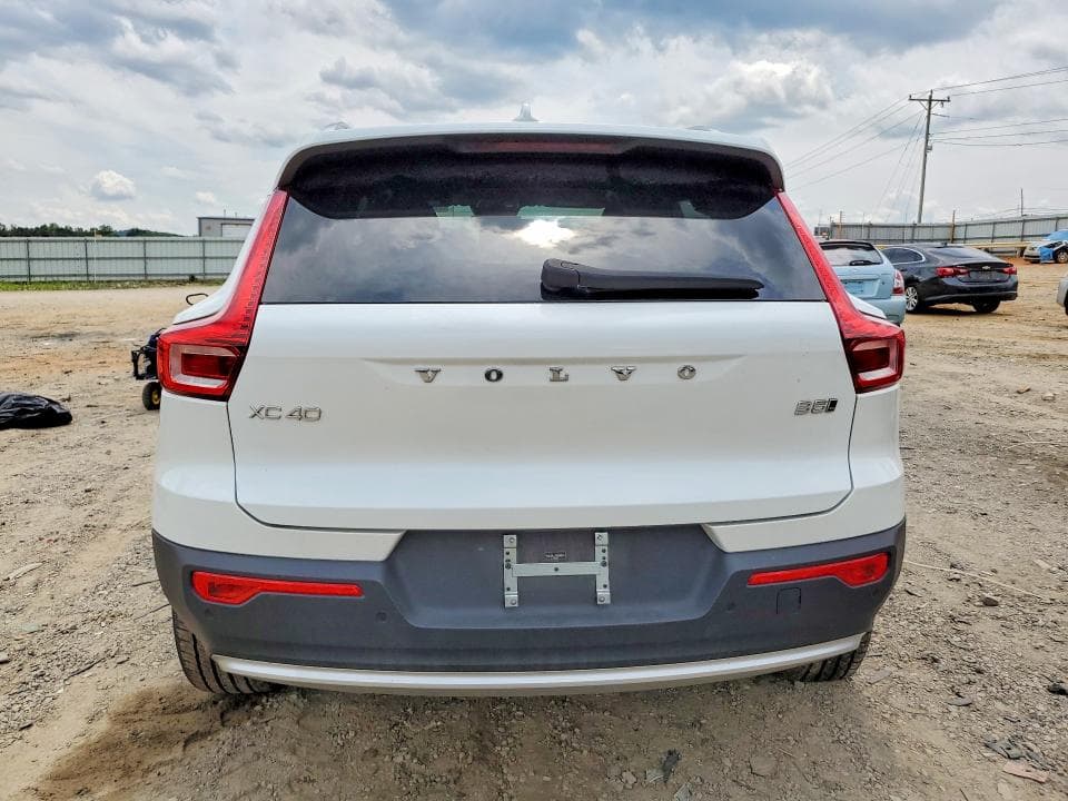 2025 VOLVO XC40 CORE 6