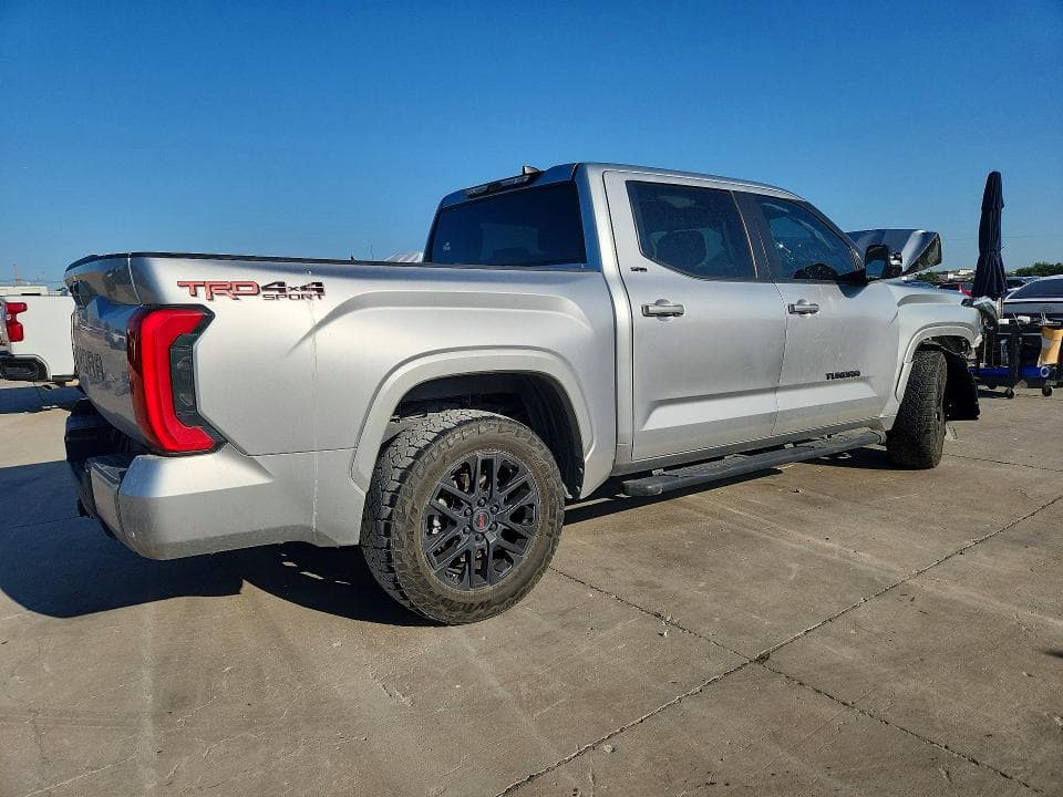 2024 TOYOTA TUNDRA SR5 3