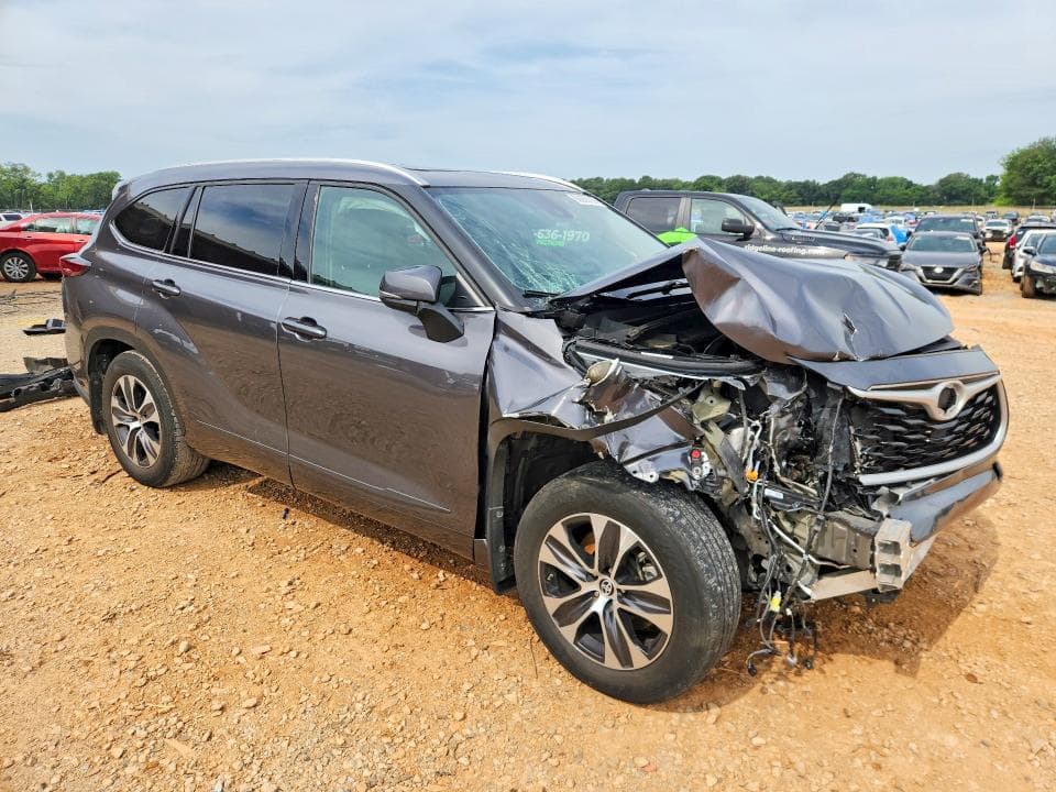 2022 TOYOTA HIGHLANDER XLE 4