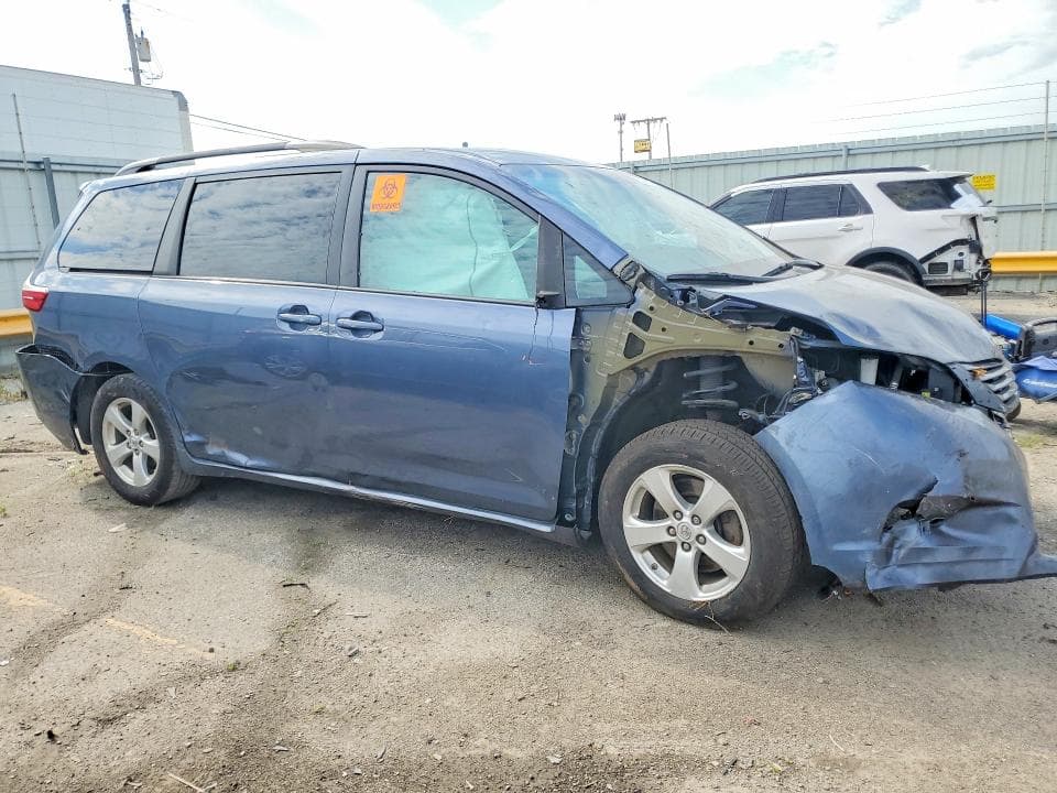 2017 TOYOTA SIENNA LE 4