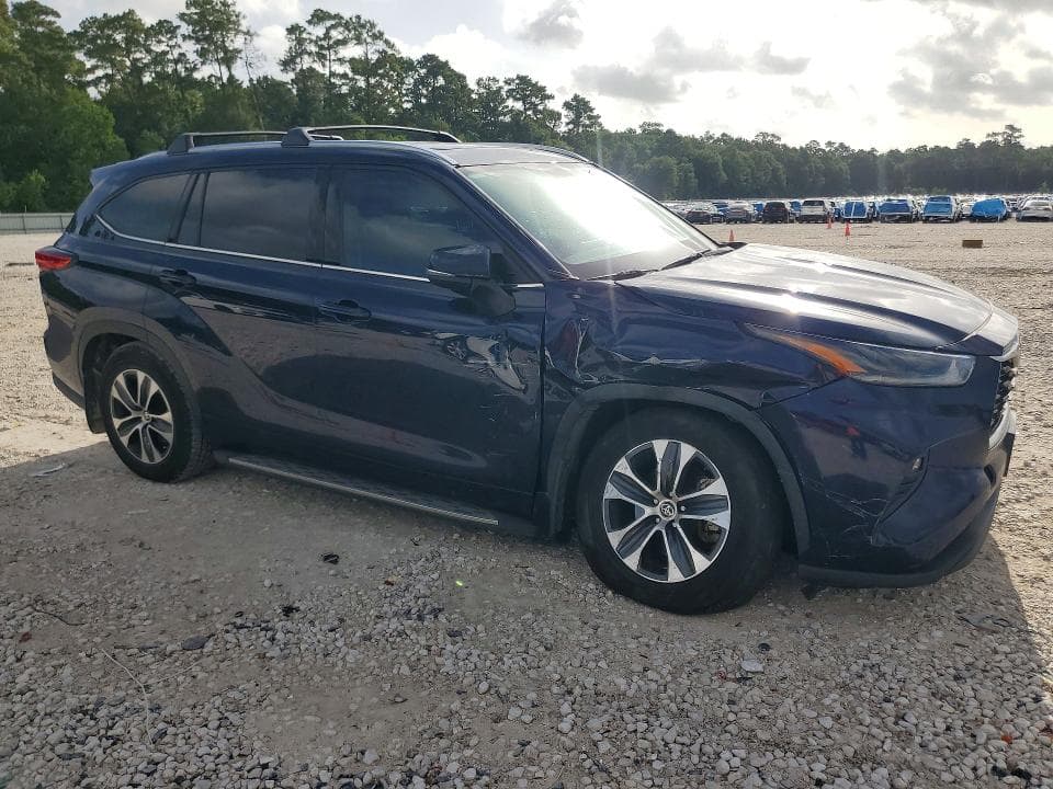 2021 TOYOTA HIGHLANDER XLE 4