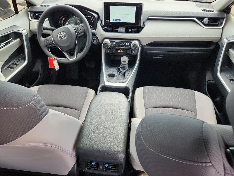 2025 TOYOTA RAV4 XLE 8