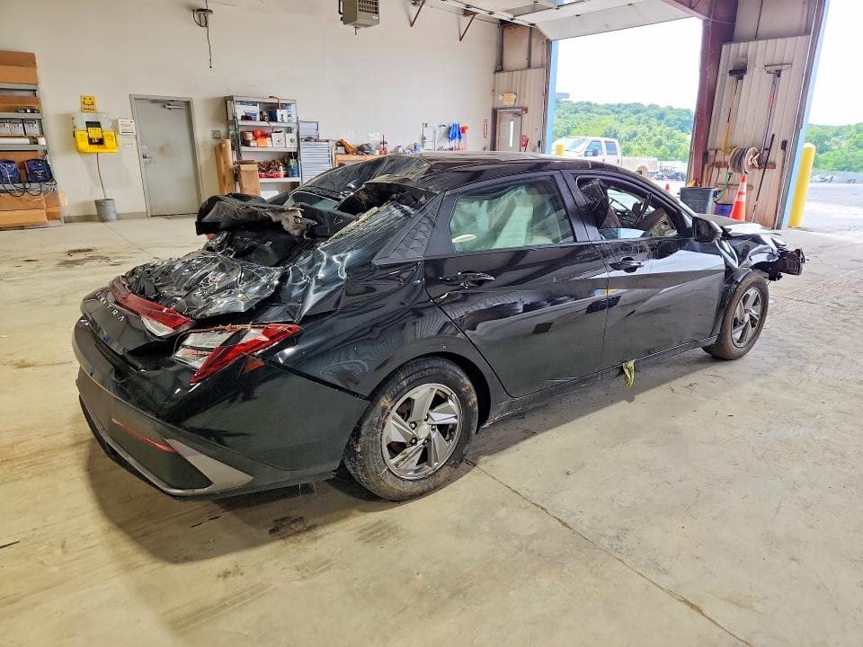 2025 HYUNDAI ELANTRA SE 3