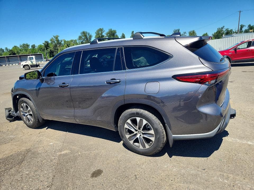 2022 TOYOTA HIGHLANDER XLE 2