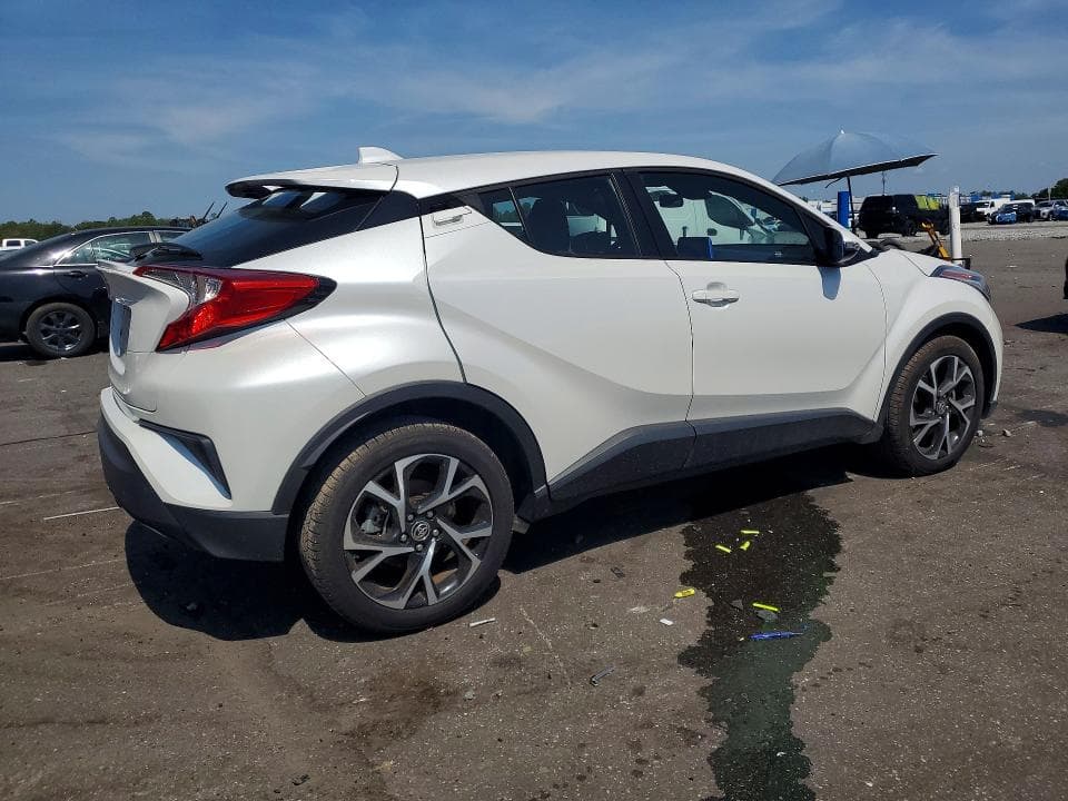 2022 TOYOTA C-HR XLE 3