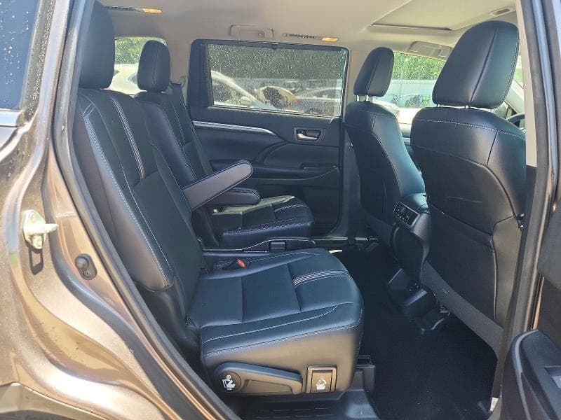 2018 TOYOTA HIGHLANDER SE 11