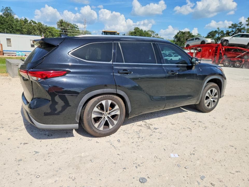 2021 TOYOTA HIGHLANDER XLE 3