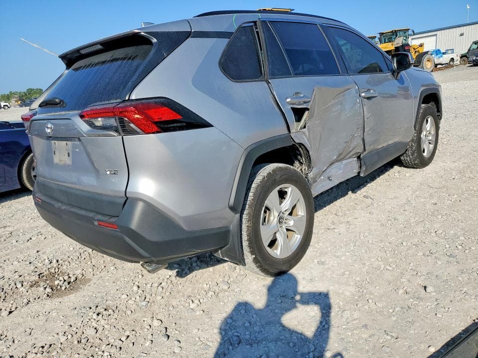 2021 TOYOTA RAV4 XLE 3