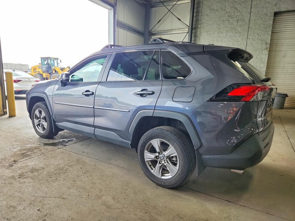 2025 TOYOTA RAV4 XLE 2