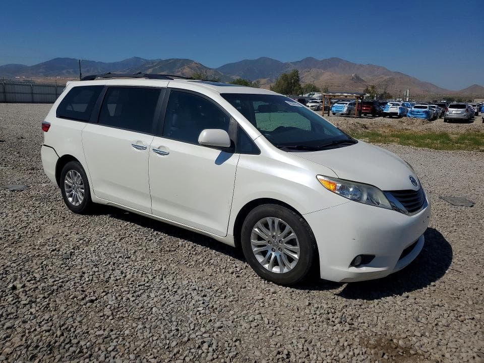 2017 TOYOTA SIENNA XLE 8-PASSENGER 4