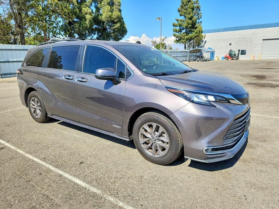 2021 TOYOTA SIENNA XLE 4