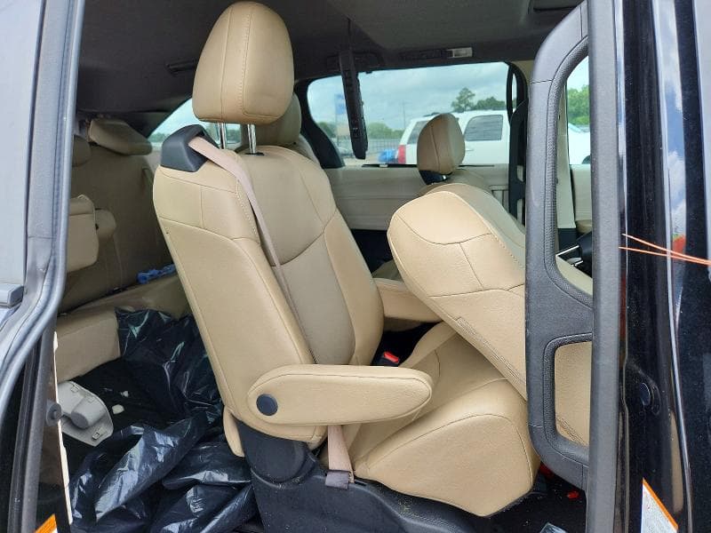 2022 TOYOTA SIENNA XLE 11