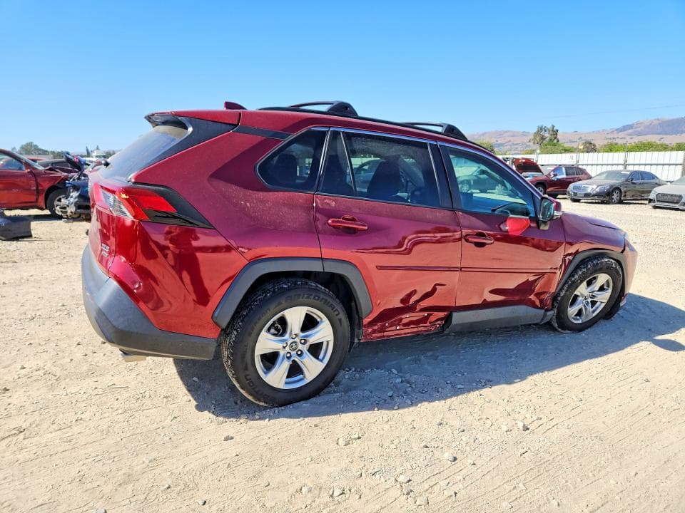 2021 TOYOTA RAV4 XLE 3