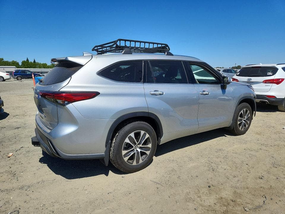 2021 TOYOTA HIGHLANDER XLE 3