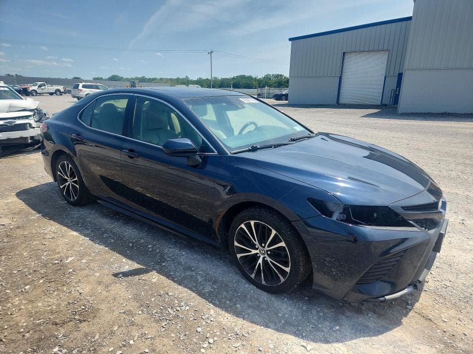2018 TOYOTA CAMRY SE 4