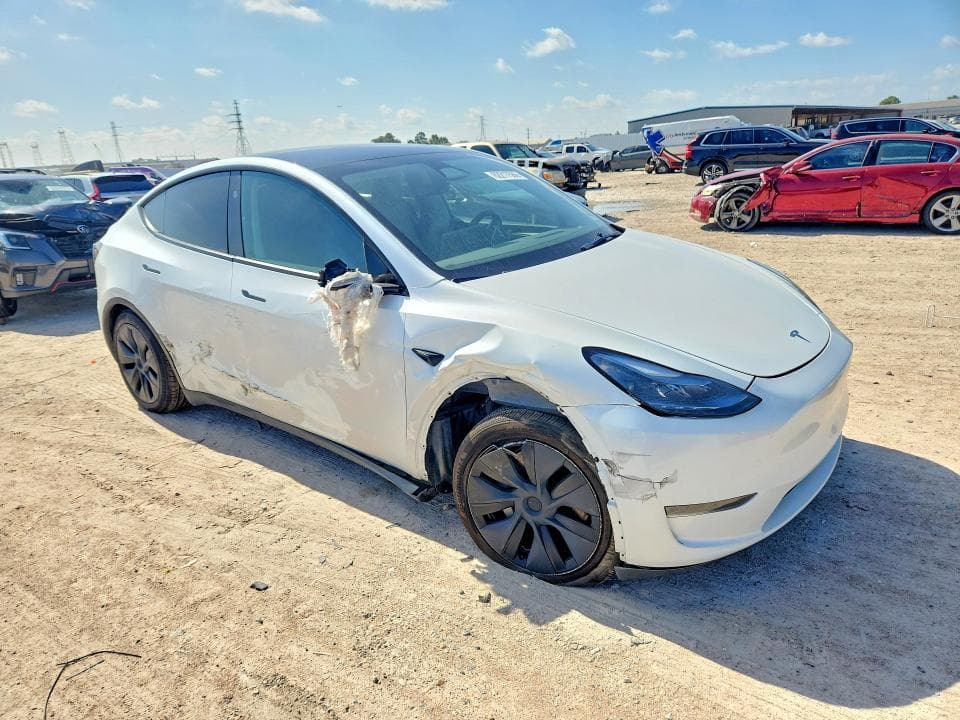 2025 TESLA MODEL Y 4