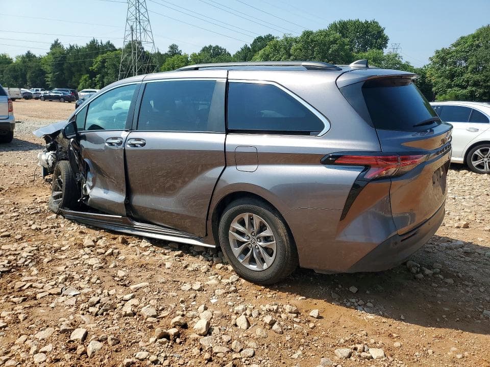 2022 TOYOTA SIENNA XLE 2